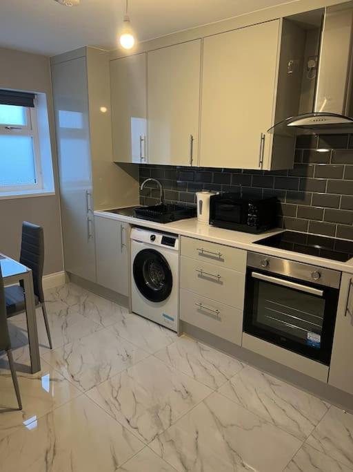 Potters Hideout- 2 Bedroom 2 Bathroom Apartment Watford  Exterior photo